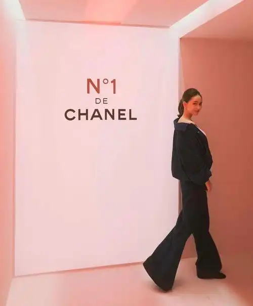 昆凌怀三胎后首次公开露面,全身照曝光身材变富态,5月孕肚抢镜