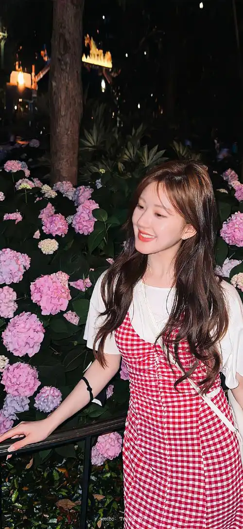 赵露思嘟嘴眯眼自拍##赵露思戴蛋糕帽子