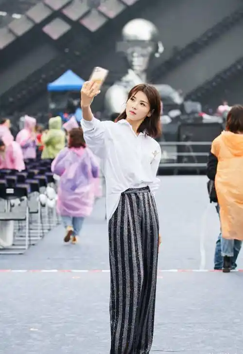 原创刘涛穿衣太大胆了裙子高腰时尚到大腿根部身材前v领更是开到腰