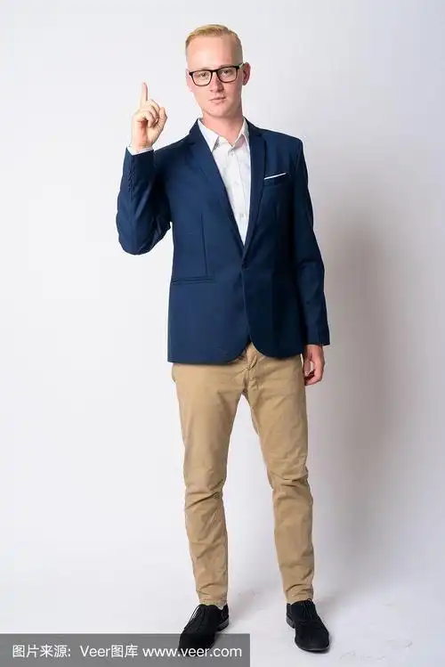 全身照片年轻的金发商人西装指着上面