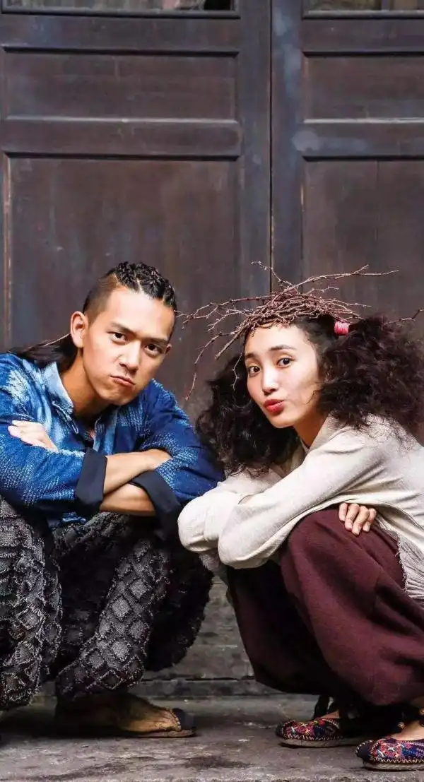 李现的绯闻对象正是王紫璇,从《亲爱的热爱的》走红后就开始有了传闻.