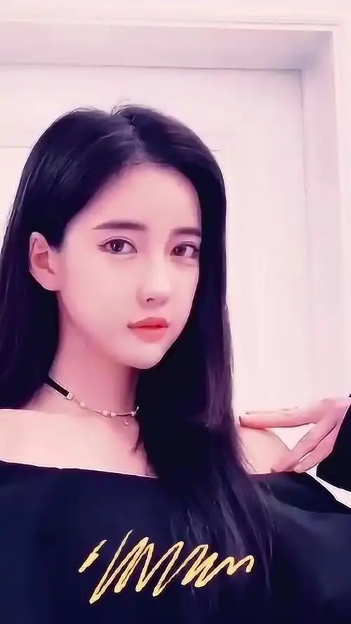 网红女神潘南奎冷艳起来姿色不减