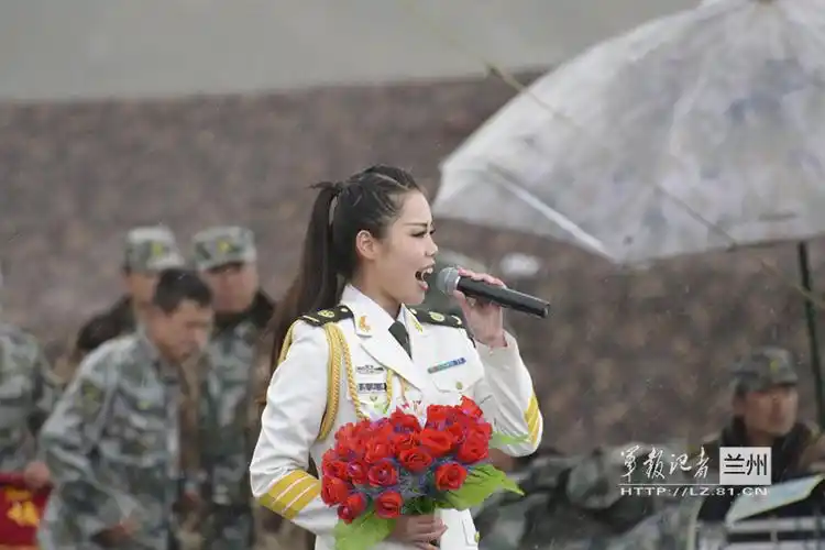 美丽文艺兵上高原冒寒雨为驻训部队慰问表演