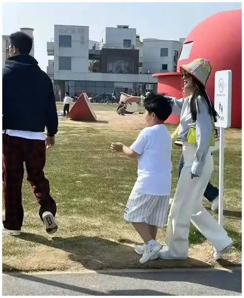 佟丽娅带8岁儿子度假被偶遇朵朵长成小胖墩个子很高了