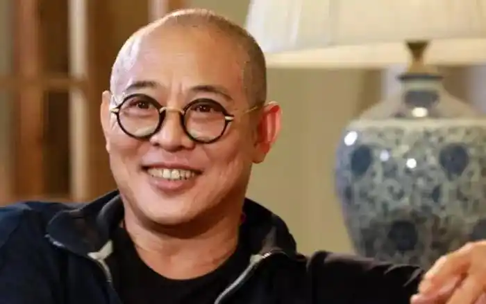 李连杰光头近照曝光,状态很好,家中内景曝光价值不菲!