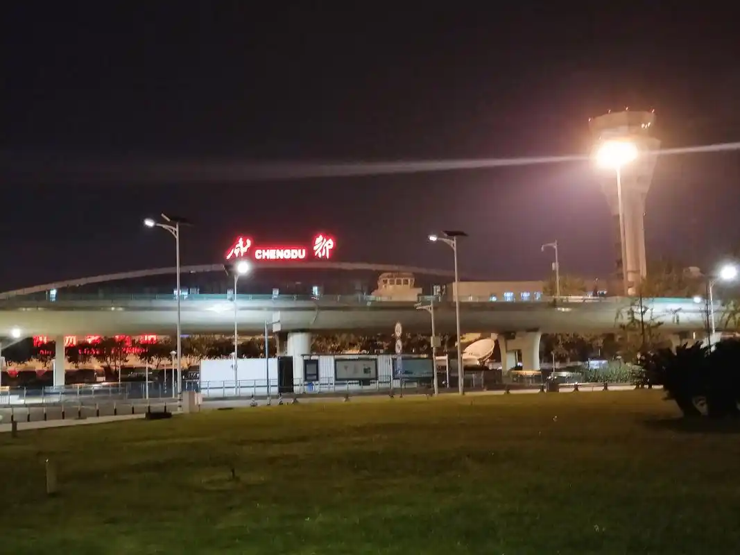 夜色下的双流机场,成都加油