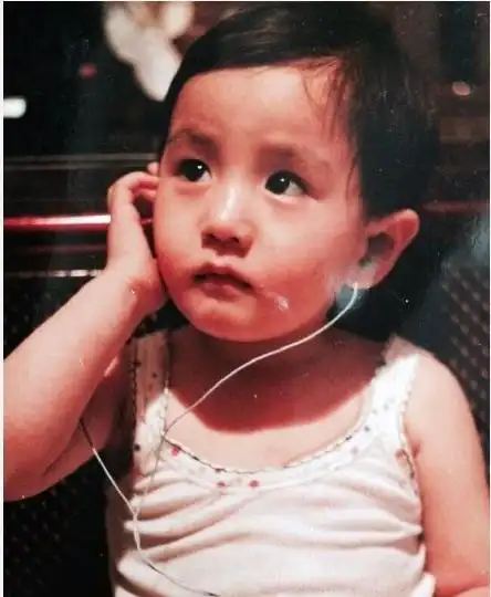 《三十而已》中几位主演的童年照,童瑶那时和章子怡似乎没有很像