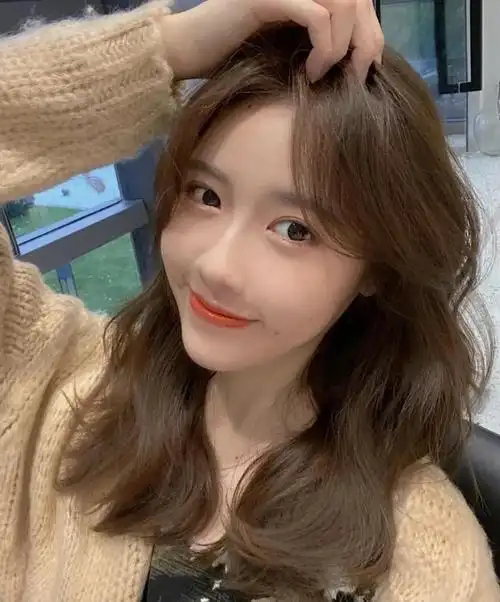 卷发发型中长发,中长发适合的烫发(女生中长发慵懒烫发)