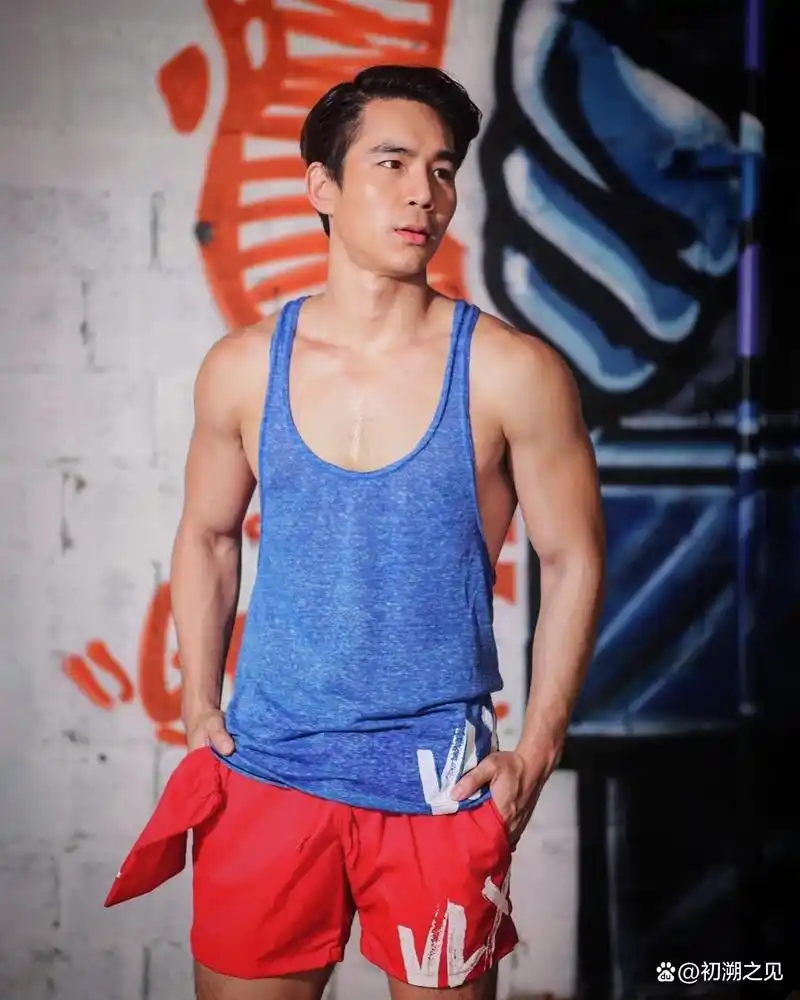 八块腹肌 人鱼线,这个性感壮实的肌肉男模,成功闯进了我的心扉