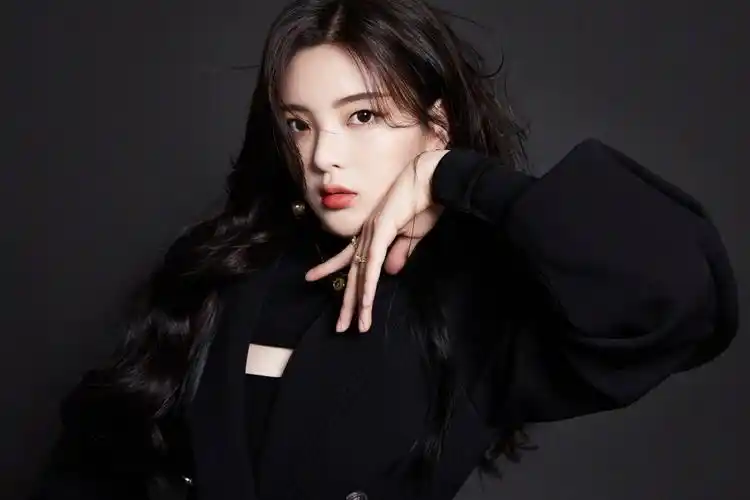 杨超越身穿黑色西装,利落造型a范十足,酷飒美少女,气场十足