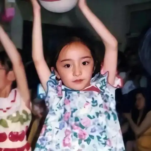 杨幂和张小斐居然是大学同学而且合影中两人基本都是靠在一起的