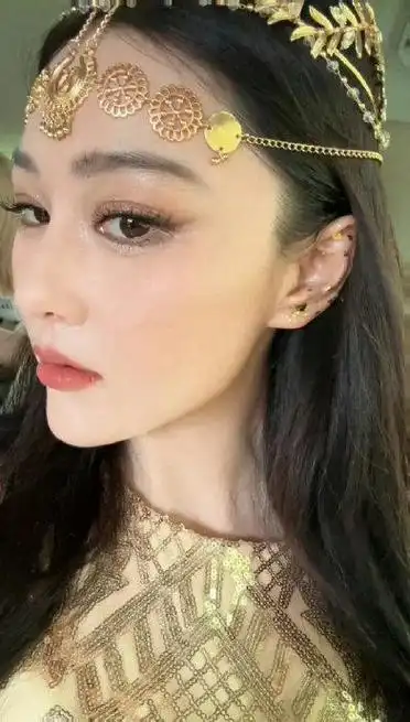 张馨予自拍:假睫毛与素颜魅力并存