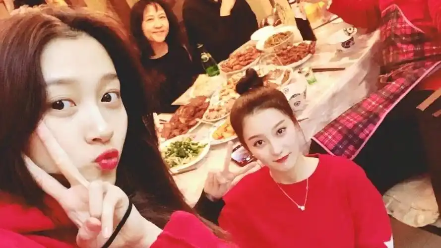 关晓彤爸爸晒年夜饭,姐姐关晓丹露脸竟比关晓彤还漂亮!