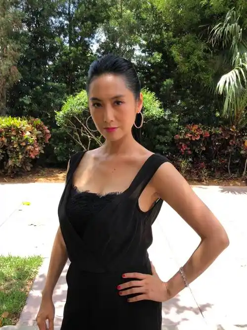 52岁的朱茵晒出美照,网友瞬间霸屏:时光飞逝美人容颜依旧_状态_照片