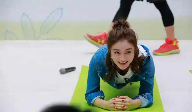 秦岚穿白色短袖亮相趴在地上做平板支撑被指掉价了