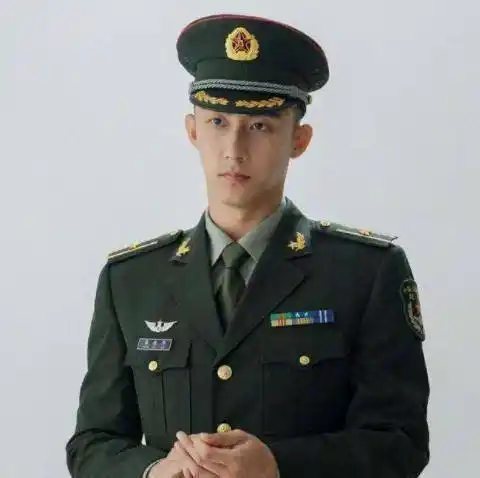 请黄景瑜军装半永久!