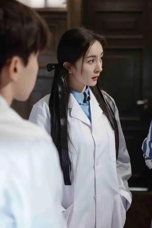 爱的二八定律#民国风小幂@杨幂美图掉落蓝色方襟学生装 双马尾 白大褂