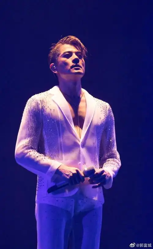 郭富城晒演唱会表演照感慨座无虚席观众热情