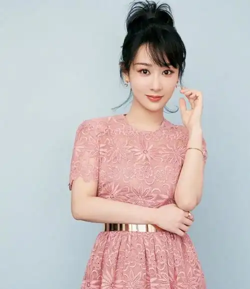 杨紫新春写真造型曝光,粉色雏菊连衣裙,清新温婉优雅少女感十足|裙子