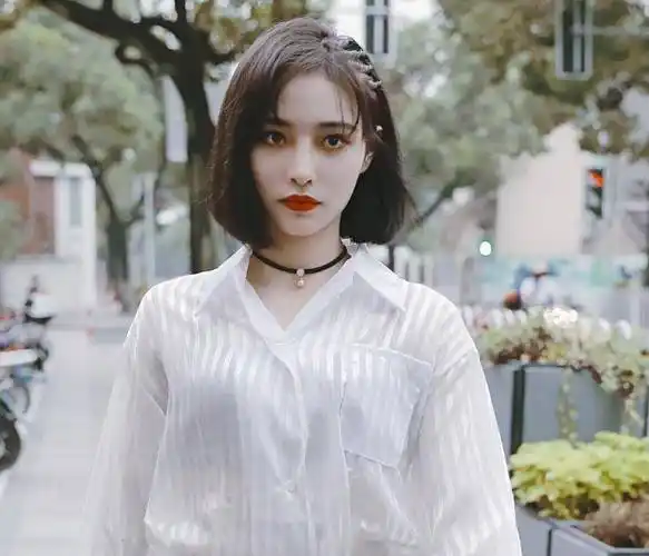 原创许佳琪饭拍图曝光短发衬衫气质高冷不愧是女团出道的人