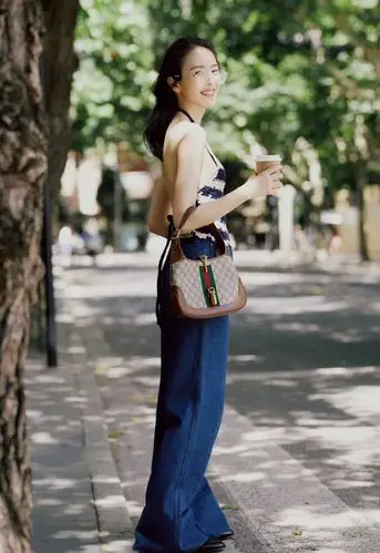 童瑶夏日清爽性感街拍图片_明星_美桌网