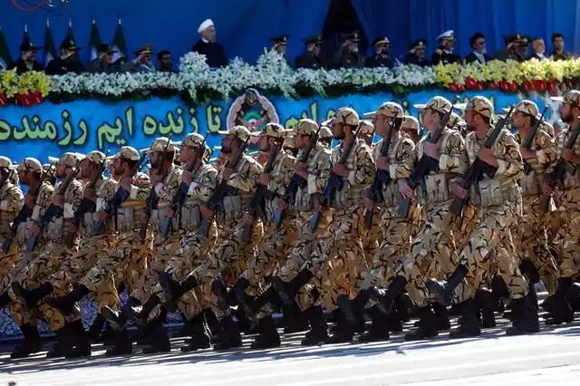 资料图 伊朗军队士兵在德黑兰举行的阅兵式上行进.新华社/法新