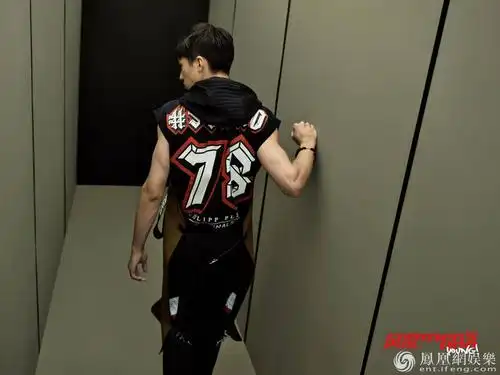 许魏洲登杂志创刊号封面 青春荷尔蒙肆意挥洒