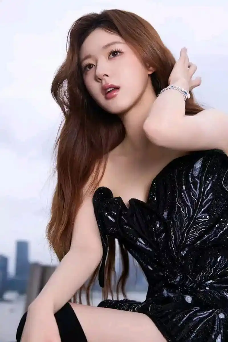 赵露思黑色蝴蝶造型超酷飒 天台上拍大片身材火辣