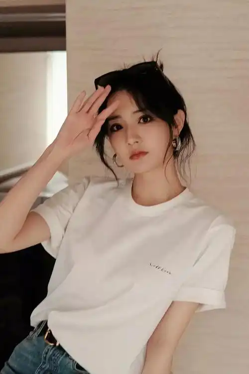 徐璐爆姐弟恋 新欢是24岁港星吴崇轩|恋情|胡冰卿_网易订阅