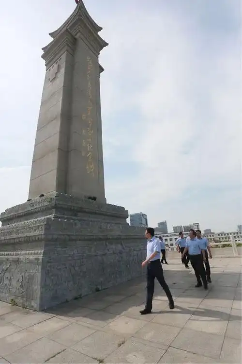 农行宿迁分行党委班子领导和全体党员瞻仰了烈士纪念塔.