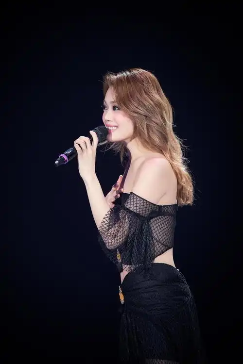 容祖儿出席品牌活动盛典 曳地晚礼"隆重登场"