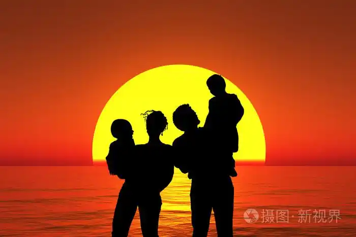 剪影家庭和两个孩子站在日落海滩拼贴.