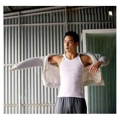 同样是穿工字背心,鹿晗变猛男,邓超却显得很邋遢