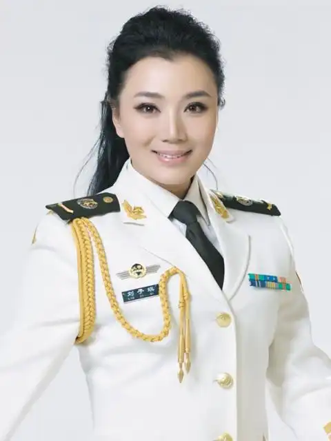 警察部队政治部文工团青年歌唱家,被美欧亚洲音乐界赞为最纯朴女中音)
