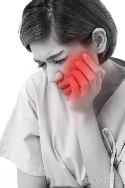 女人患牙痛蛀牙或敏感性