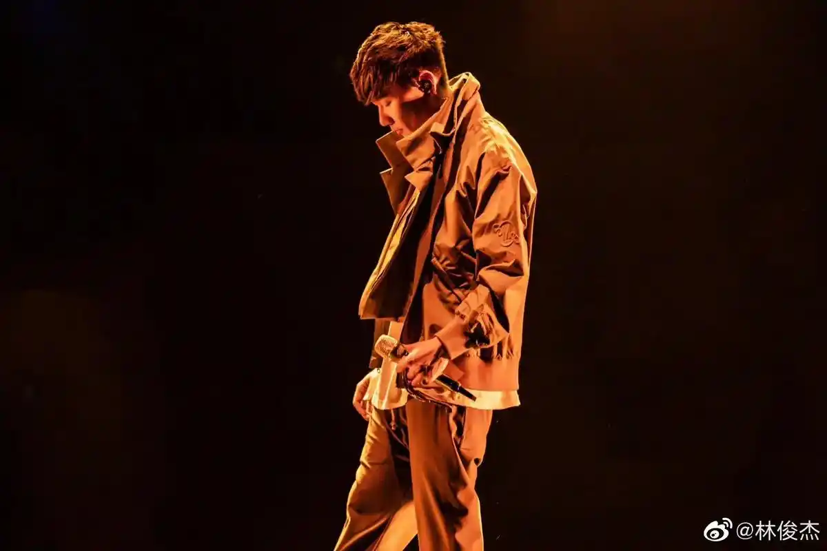 用照片记录明星艺人  @林俊杰  - 抖音