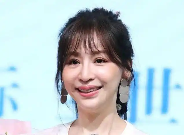 37岁王心凌庆生,脸部彻底崩塌,和当年判若两人!