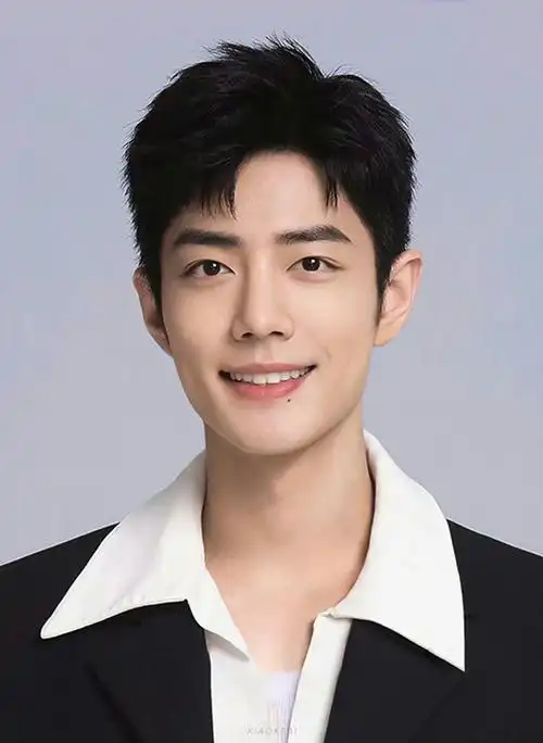 整理相册被帅了一脸 端正又特别有精气神 清爽干净  肖战最帅证件照