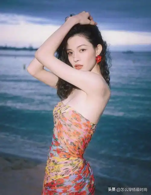 舒淇分体长裙露腰,钟楚曦花裙配羊毛卷,海边度假速速抄作业!
