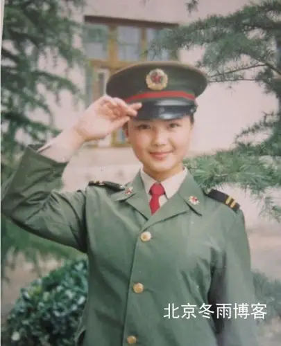 刘涛罕见军装旧照脸蛋圆润 飒爽英姿显正气十足