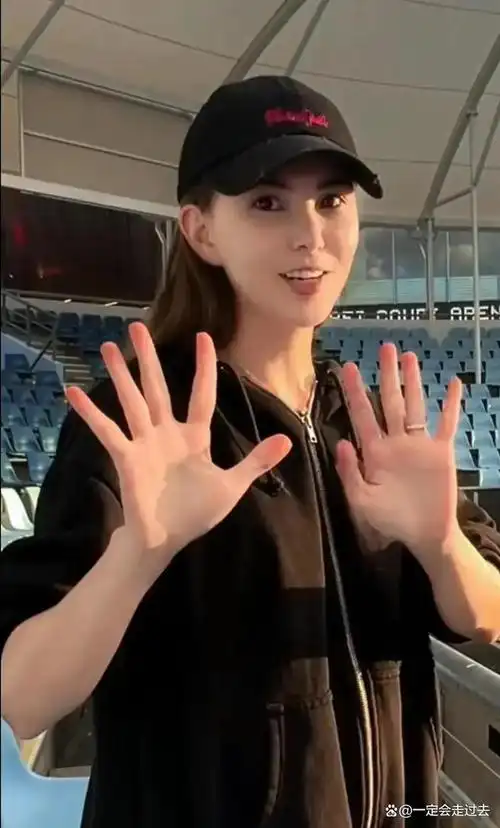 昆凌飞奔向周杰伦怀里亲吻他拥抱他结婚9年依然如热恋