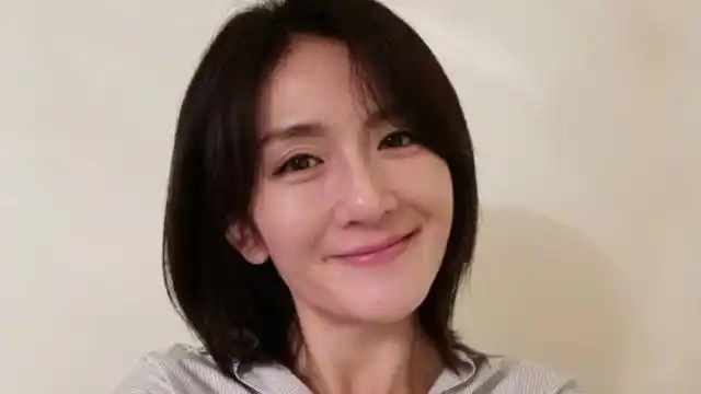 谢娜深夜晒素颜美照心情好 皮肤白皙透亮宛如少女