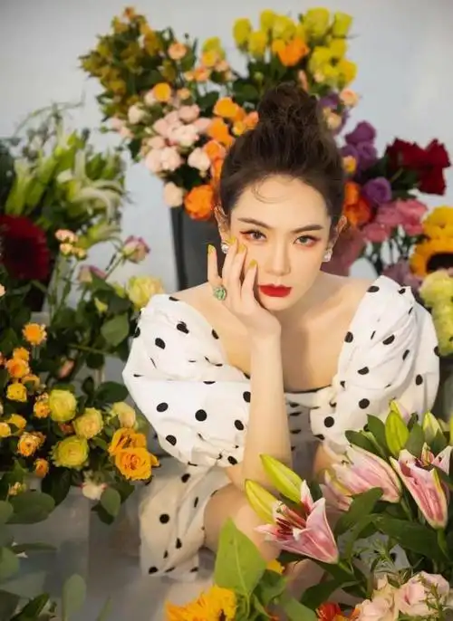 戚薇不愧是浓颜系女神猫眼妆魅惑深邃丸子头造型又甜又a