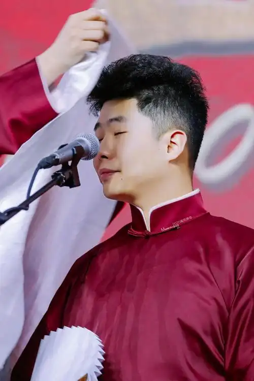 周九良 cr珂一本抱图前看看简介