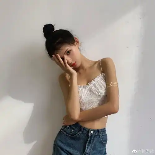 王思聪前女友张予曦吊带写真 狂秀马甲线小蛮腰