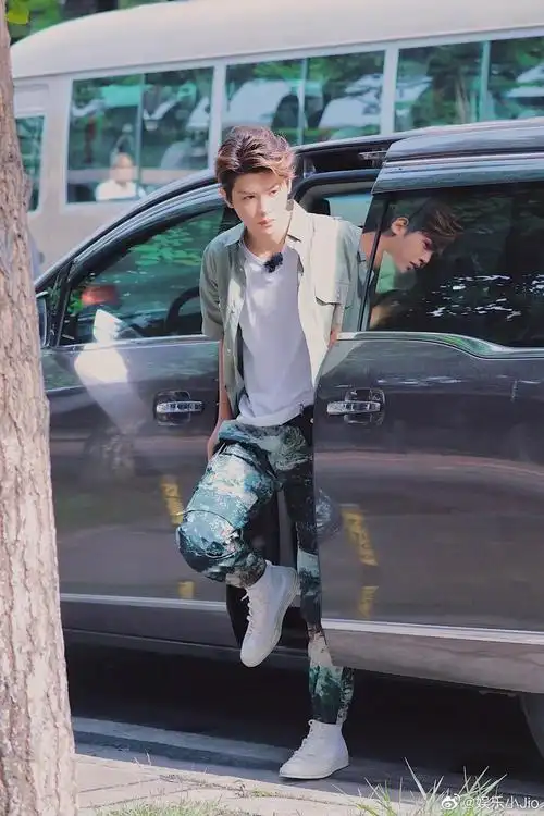 黄明昊《元气满满的哥哥》录制饭拍