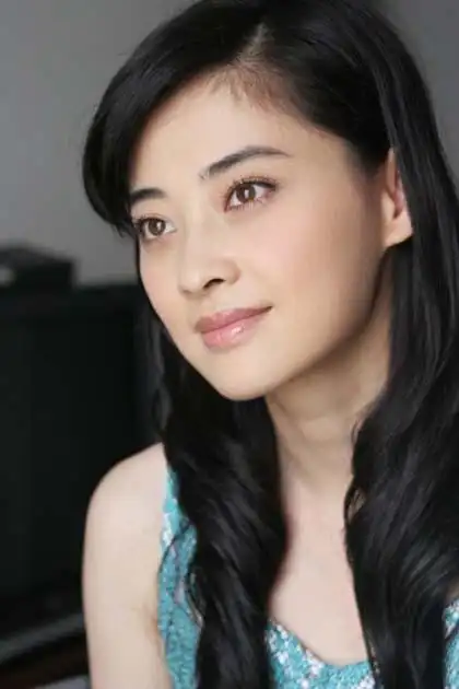 梅婷低调参加仪式影迷为睹偶像高空玩杂技