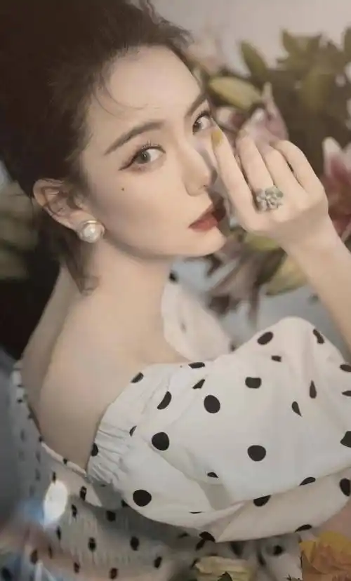 "霸气女王""时尚达人"- 戚薇_客官_爱情_被称为