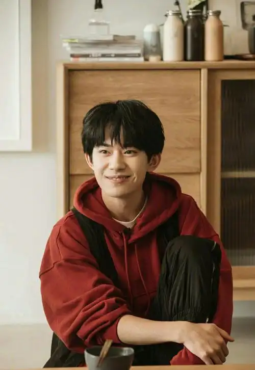 易烊千玺笑容小合集,是笑起来会有小梨涡的阳光少年|易烊千玺_新浪新