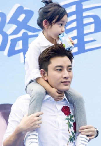 甜馨坐贾乃亮肩头呆萌 让宝宝越长越漂亮!